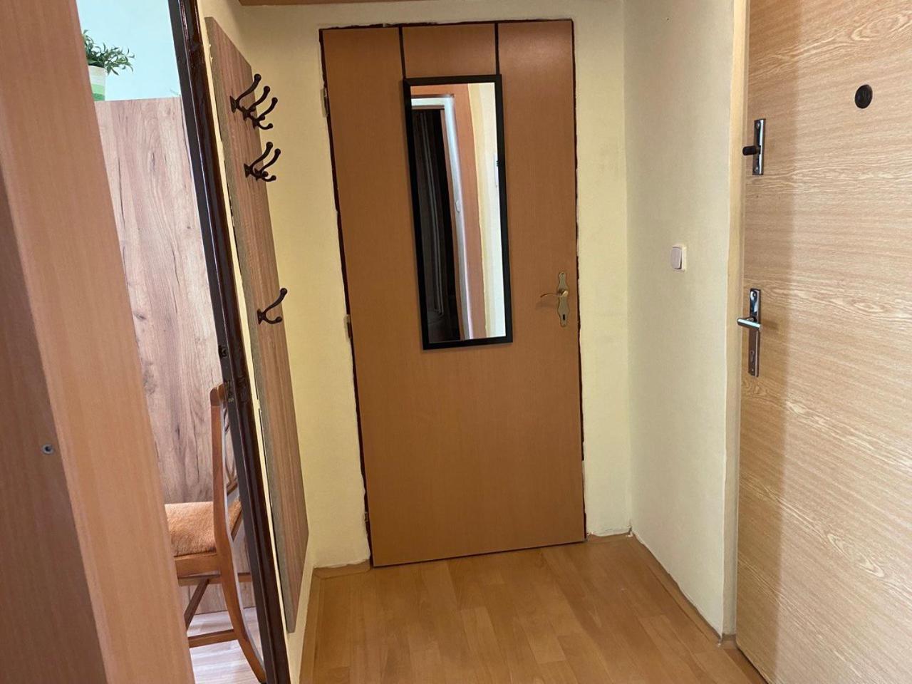 Apartmany 2Kk U Fakultni Nemocnice Volne Parkovani Градец-Кралове Экстерьер фото