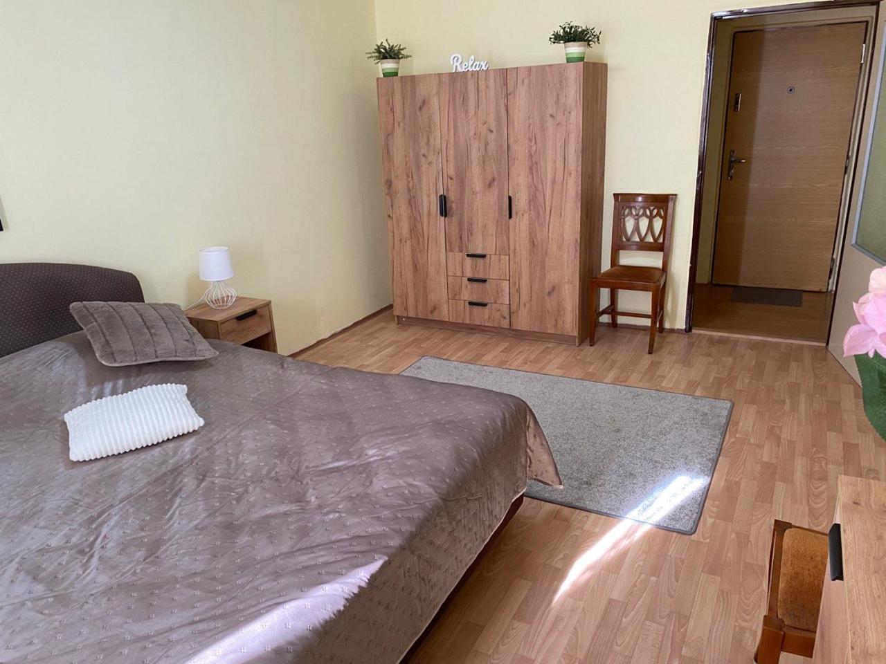 Apartmany 2Kk U Fakultni Nemocnice Volne Parkovani Градец-Кралове Экстерьер фото