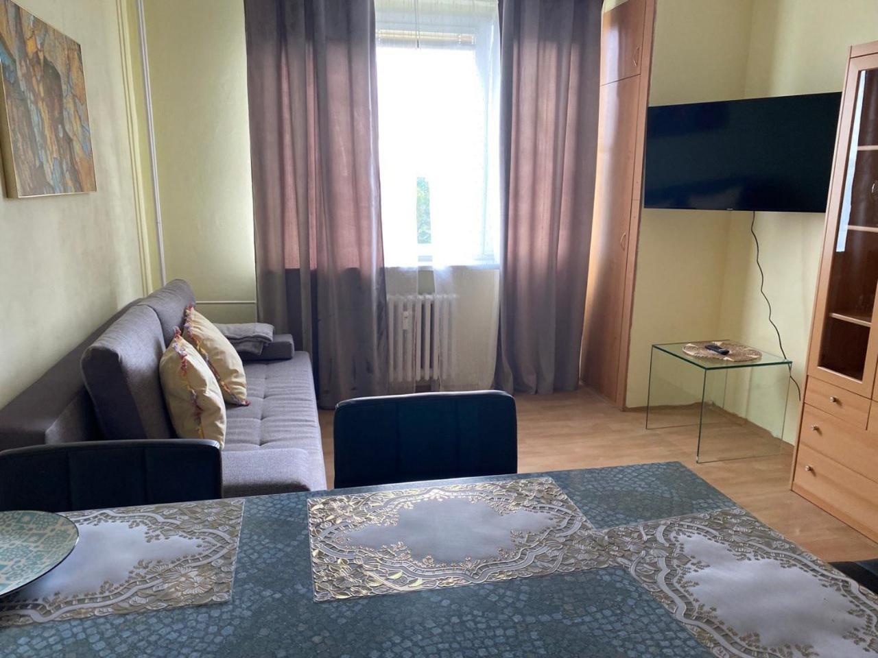 Apartmany 2Kk U Fakultni Nemocnice Volne Parkovani Градец-Кралове Экстерьер фото